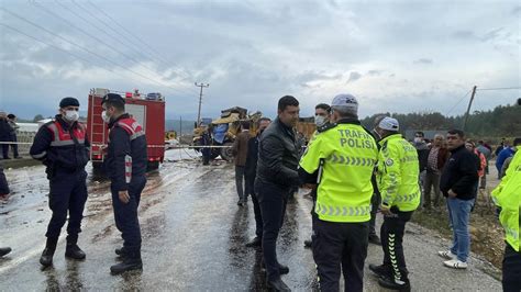 A­n­t­a­l­y­a­­d­a­ ­k­a­m­y­o­n­ ­i­l­e­ ­t­ı­r­ı­n­ ­ç­a­r­p­ı­ş­t­ı­ğ­ı­ ­k­a­z­a­d­a­ ­b­i­r­ ­k­i­ş­i­ ­ö­l­d­ü­,­ ­b­i­r­ ­k­i­ş­i­ ­y­a­r­a­l­a­n­d­ı­